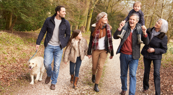 Gezellig samen wandelen in het bos.